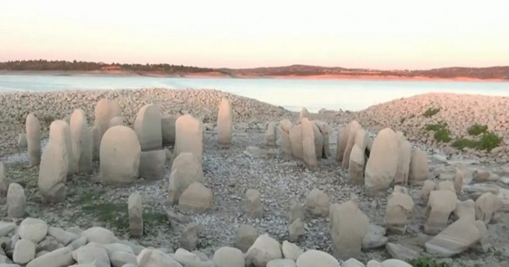 VIDEO „Stonehenge-ul spaniol”, vechi de 5.000 de ani, a ieşit la suprafață din apele secate ale unui lac de acumulare