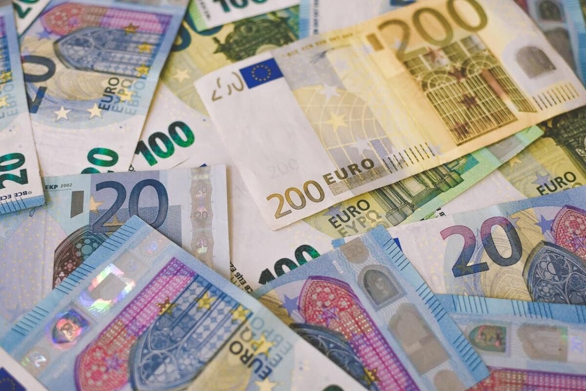 Ministerul în care se dau salarii de 2500 de euro. Chirieac: ”Cei de la ANRE râd de se prăpădesc”. Cum a ajuns statul ”prizonier” și ”jupuit de furnizori privați”