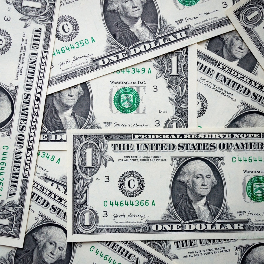 Dolarul american a trecut în premieră de pargul de 5 lei. Motivele acestei creșteri în plină tensiune mondială