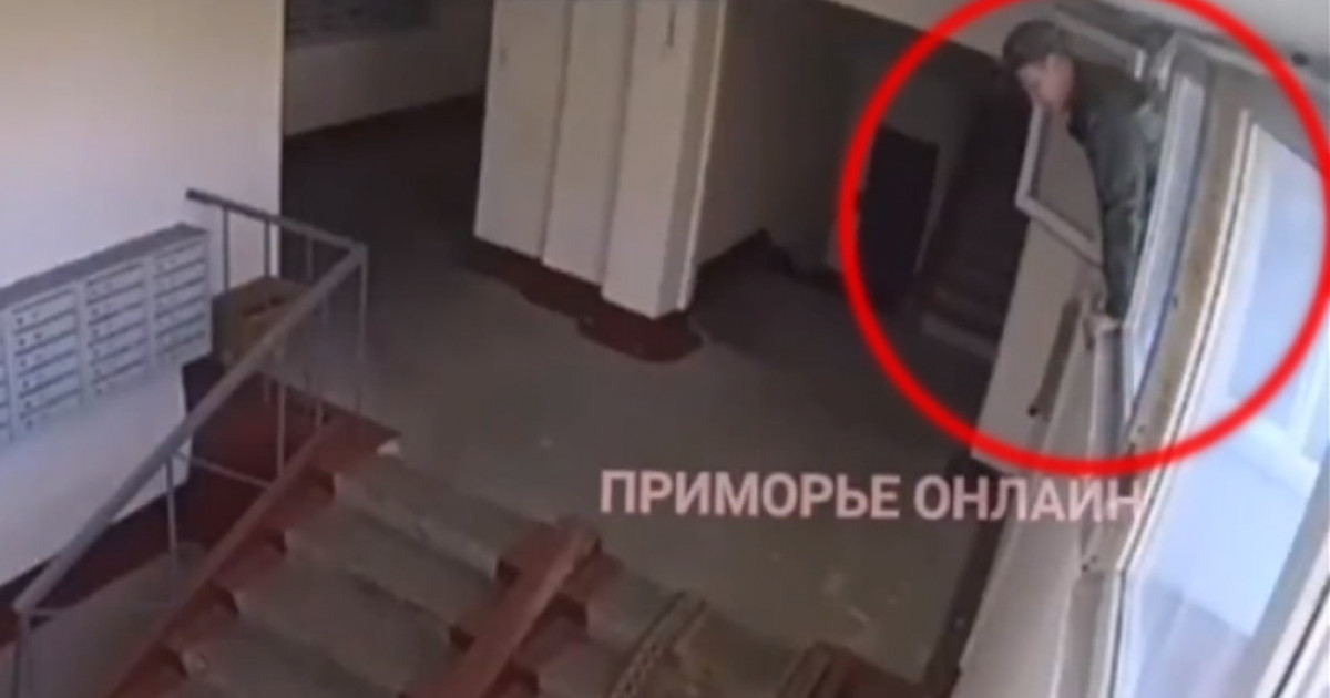 VIDEO Recrutorii ruși intră pe geam să ducă documentele de înrolare în armată, pentru că oamenii încuie ușile