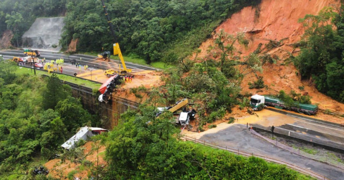 O alunecare de teren uriașă a distrus o autostradă din Brazilia. Imaginile din dronă arată amploarea dezastrului