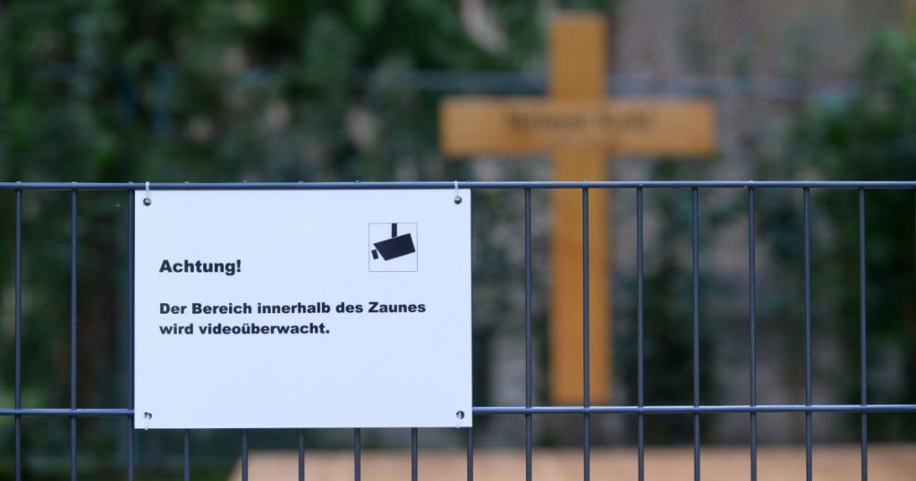 Un oraş din Germania a decis să închidă camera de supraveghere de la mormântul fostului cancelar Helmut Kohl. De ce fusese montată