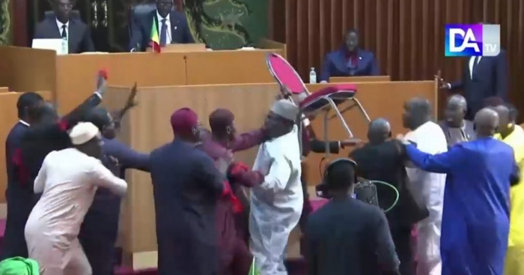 VIDEO Încăierare iscată în parlamentul din Senegal, după ce un deputat și-a pălmuit o colegă