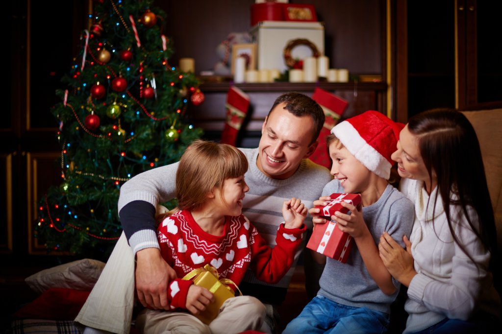 Chiar dacă e criză, 76% dintre români au bani pentru toate cadourile de Crăciun. O treime stă acasă de sărbători