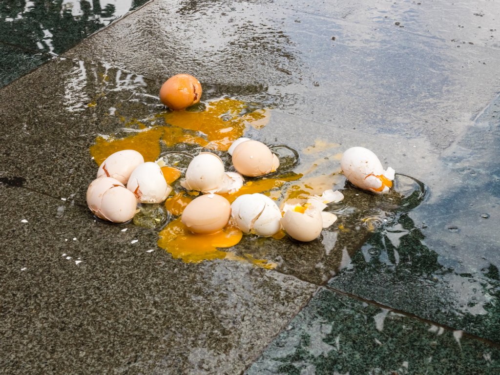 Huligani de Cluj. Doi tinerei care aruncau cu ouă în trecători au fost „taxați” de polițiști: „Au prea multe găini?!”