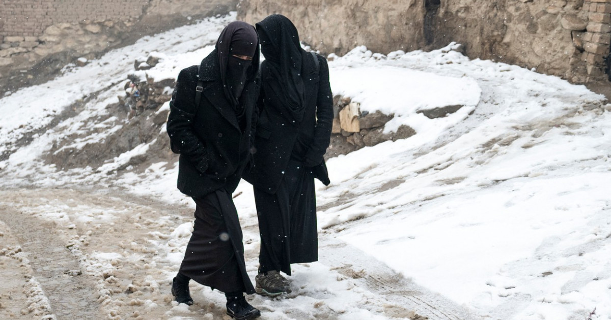 Gerul a ucis cel puțin 124 de oameni în Afganistan. Talibanii nu lasă femeile să participe la misiunile de salvare