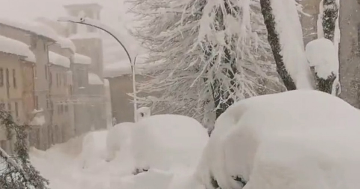Zăpadă de doi metri în unele zone din Italia. Călugării de la Assisi s-au bătut cu bulgări