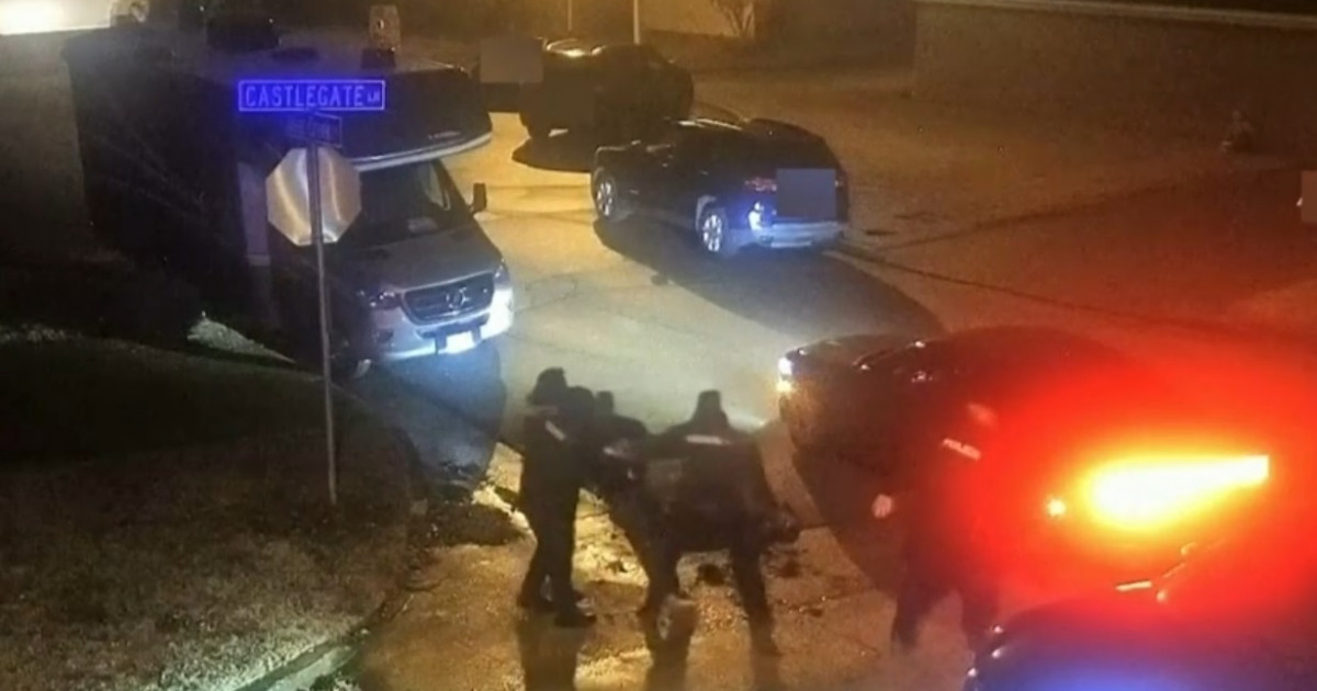 Imaginile cu polițiștii care îl bat cu sălbăticie pe Tyre Nichols au fost făcute publice. Tânărul își striga mama în timp ce era lovit