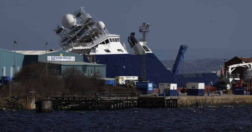 O navă uriașă, de 3.000 de tone, s-a răsturnat în portul din Edinburgh