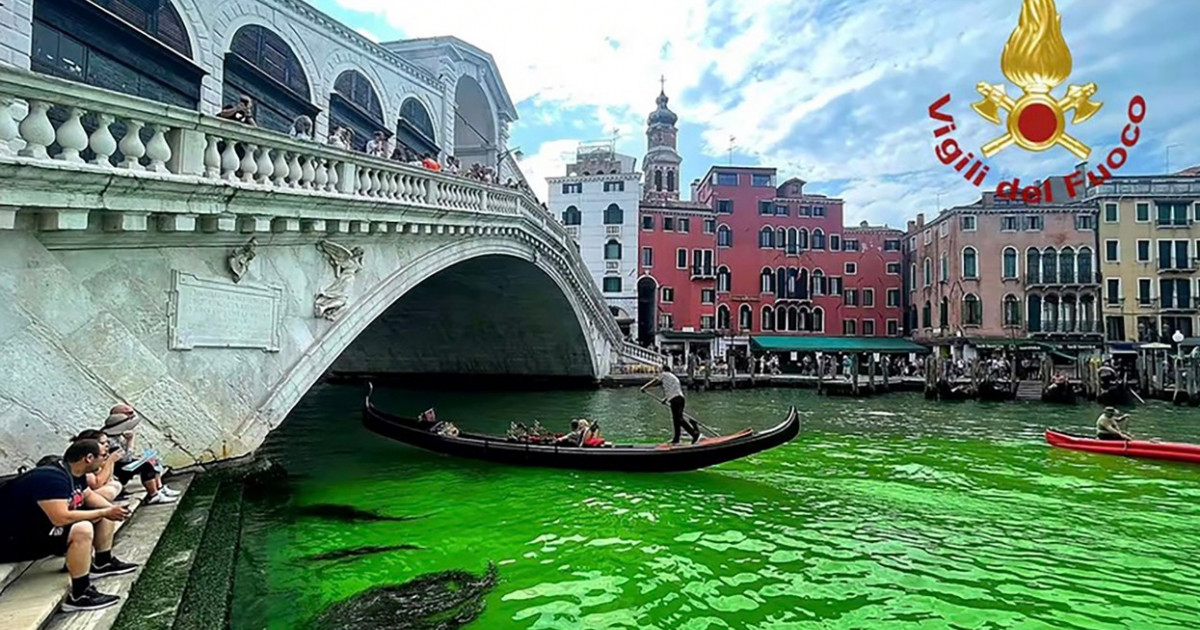 S-a aflat de ce canalul central din Veneția a devenit verde fluorescent. Misterul a fost rezolvat în două zile