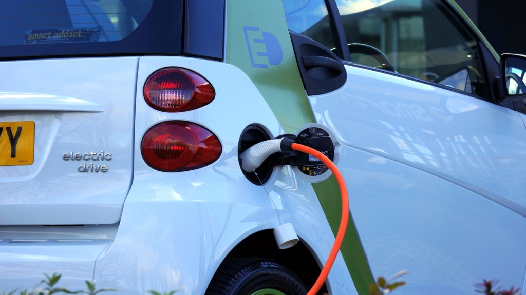Crește numărul de stații de încărcare pentru mașinile electrice. Cum beneficiază șoferii de electric și plug-in hybrid români