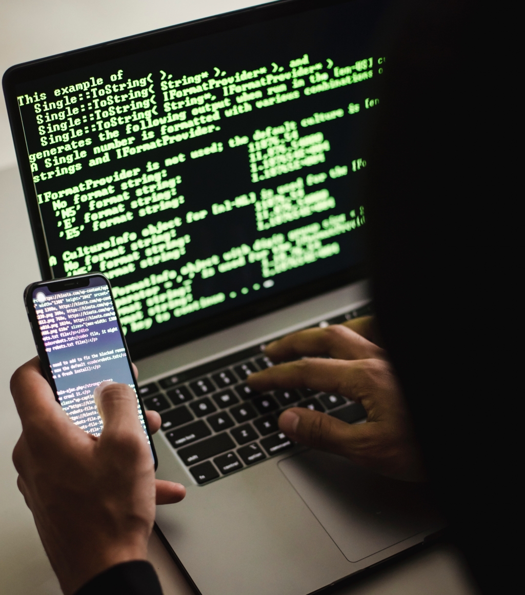 Cele mai comune capcane care îi lasă pe români fără bani în conturi. La ce să fii atent când faci tranzacții online