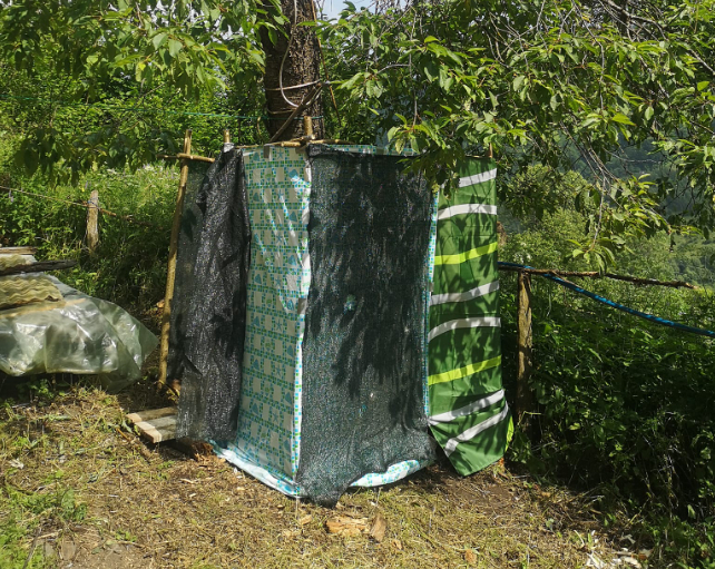Românul care a construit un duș din “resturile din frigider”: “Cu perdele până la piept ca să văd natura”