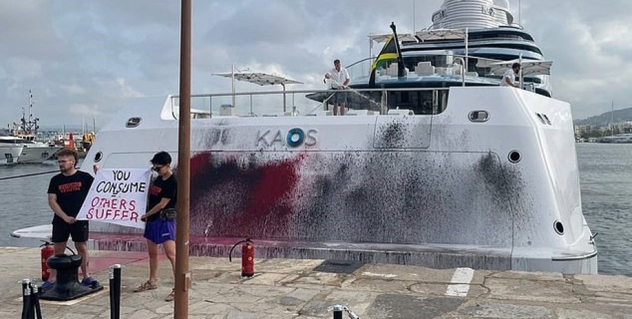 Iahtul ce aparține unei familii de miliardari americani a fost vandalizat de activiștii ecologiști la Ibiza VIDEO