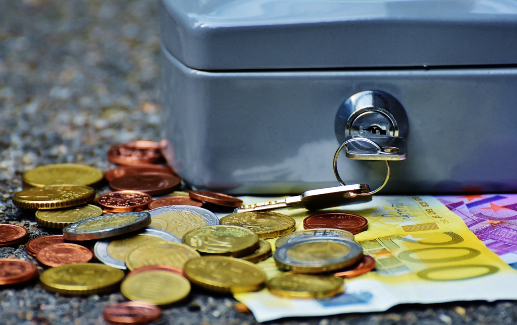 500 de români dețin o avere personală care urcă la 100 de milioane de dolari. Unde se situează financiar majoritatea populației din România