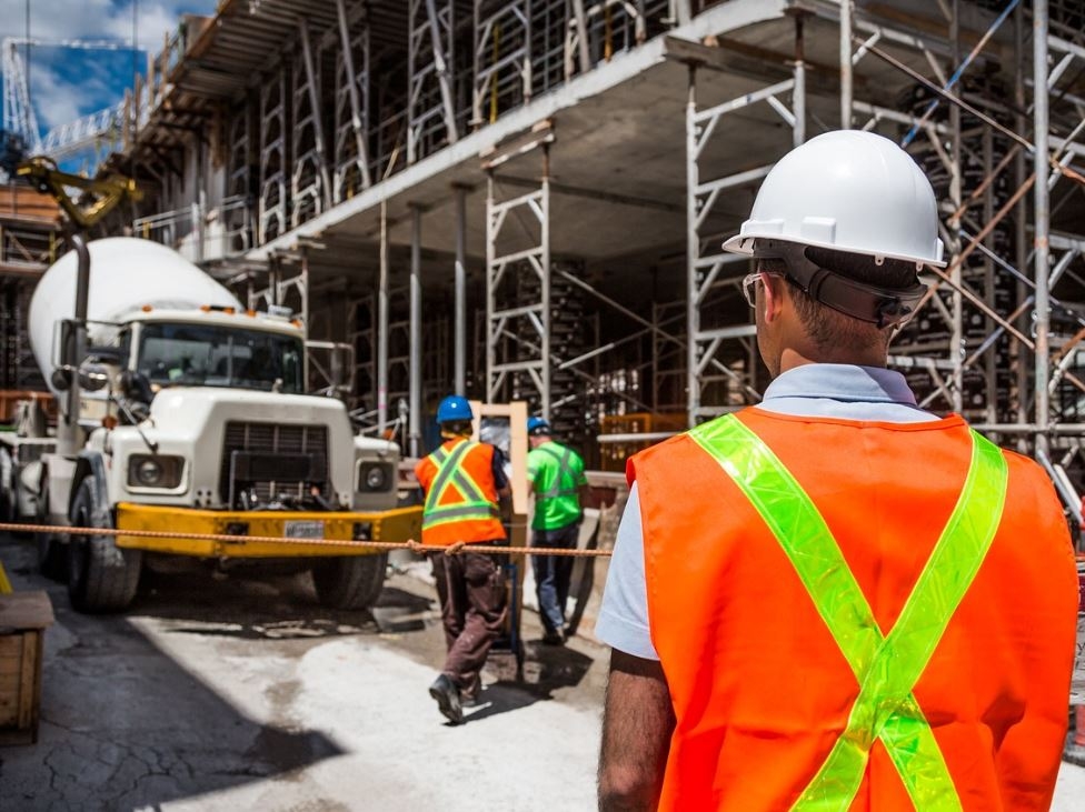 Consecințele eliminării facilităţilor fiscale din construcţii: salarii mai mici și favorizarea muncii la negru ANALIZĂ