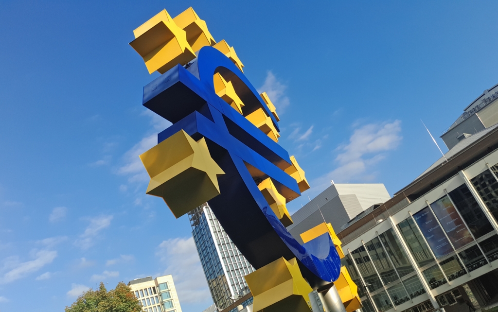 Euro ar putea să depășească 5 lei în următorul an: ”Încrederea în economie s-a redus”