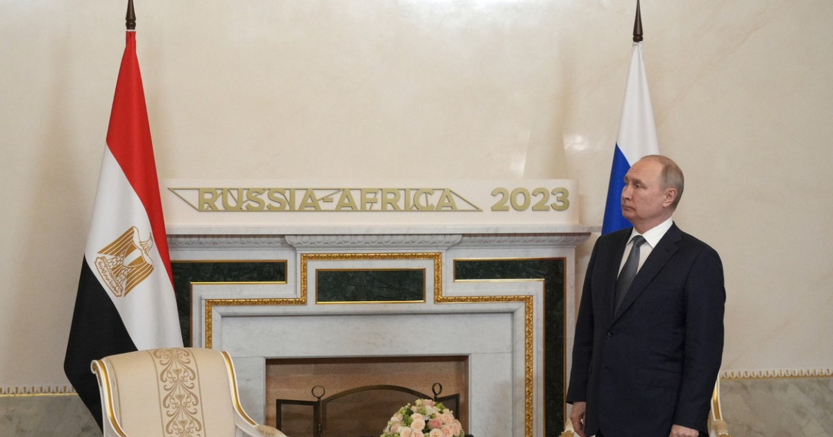 Președintele Egiptului l-a lăsat pe Putin să aștepte. Dictatorul rus s-a plimbat prin cameră și a încercat să-și găsească de lucru