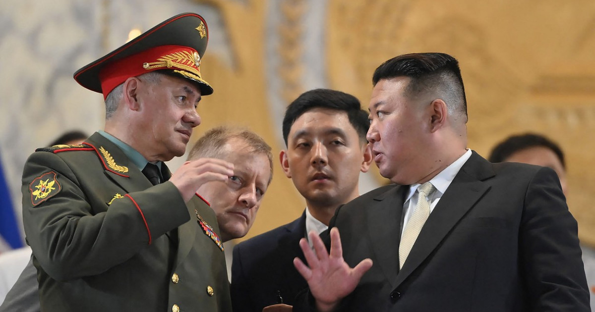 După ce s-a lăudat cu rachetele interzise, Kim l-a scos pe Șoigu și la parada militară. Ministrul rus i-a citit un mesaj de la Putin