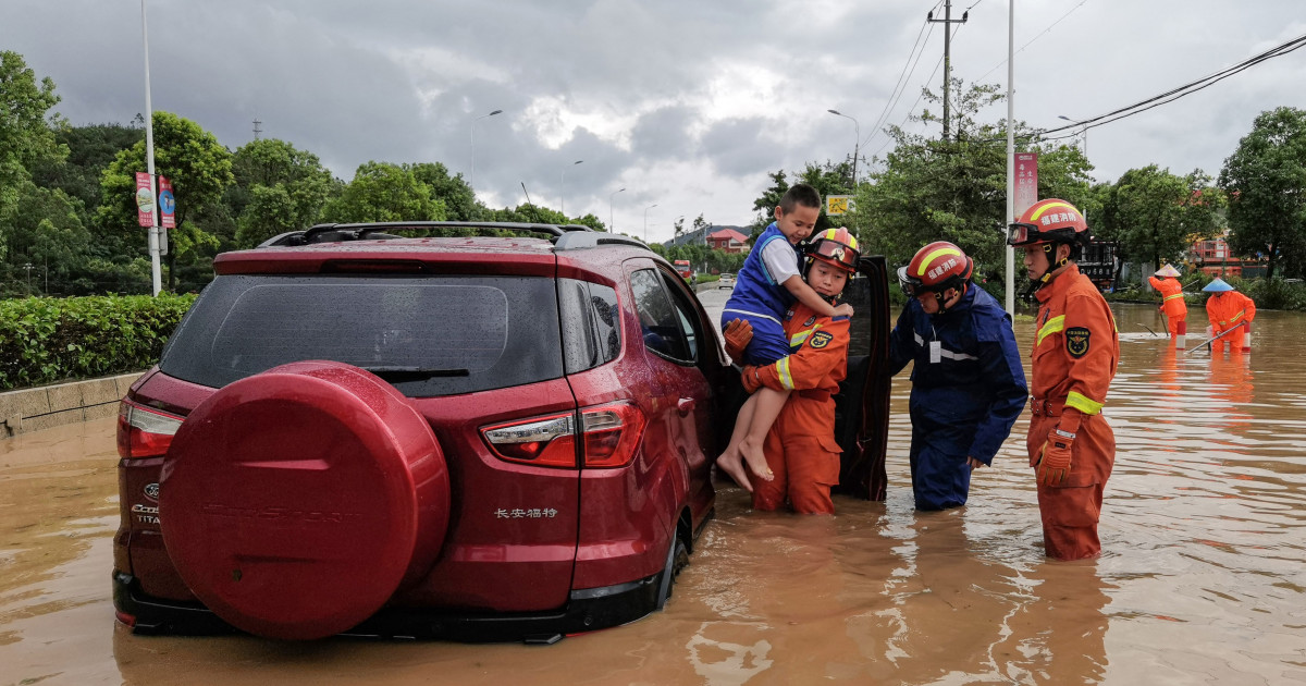 Chinezii fug din calea fenomenelor meteo extreme. Taifunul Doksuri face ravagii, iar taifunul Khanun se apropie amenințător