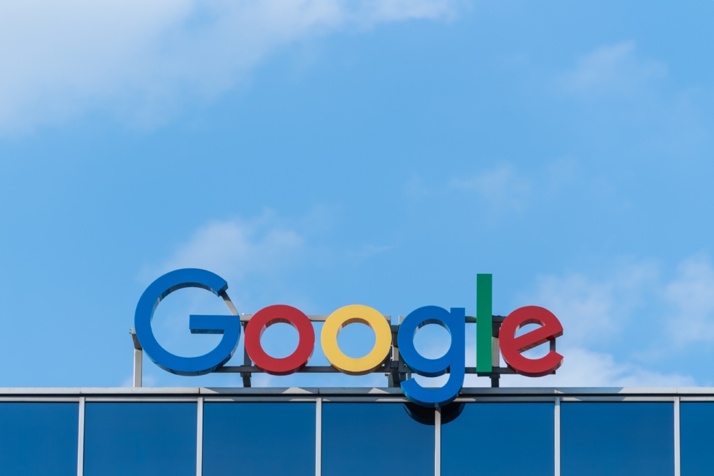 Acțiunile Alphabet, compania mamă a Google, au crescut masiv. Cel mai mare preţ de închidere din ultimul an