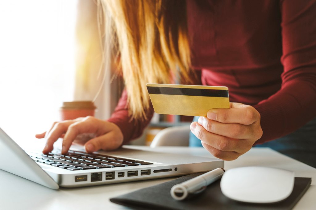 Românii au „spart” aproape 7 miliarde euro pe shopping online anul trecut. Ce s-a vândut cel mai bine