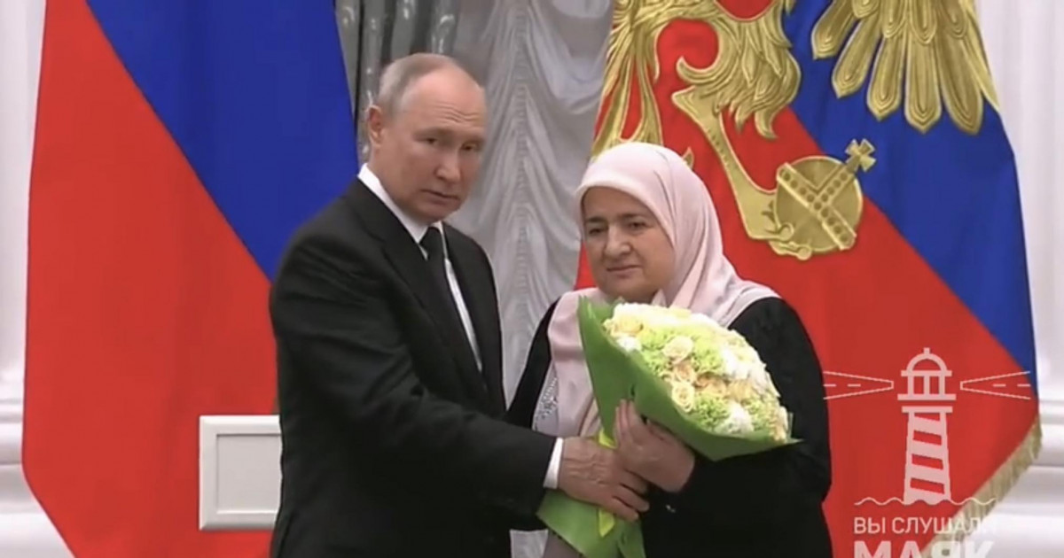 Mama liderului cecen Ramzan Kadîrov a fost decorată de Putin cu Ordinul de Onoare