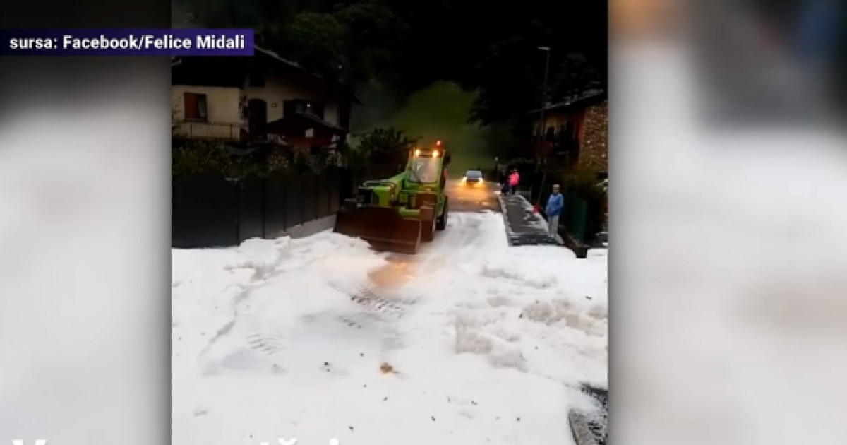 A căzut atâta grindină într-o zonă din Italia, încât pe străzi a fost scos un utilaj de deszăpezire