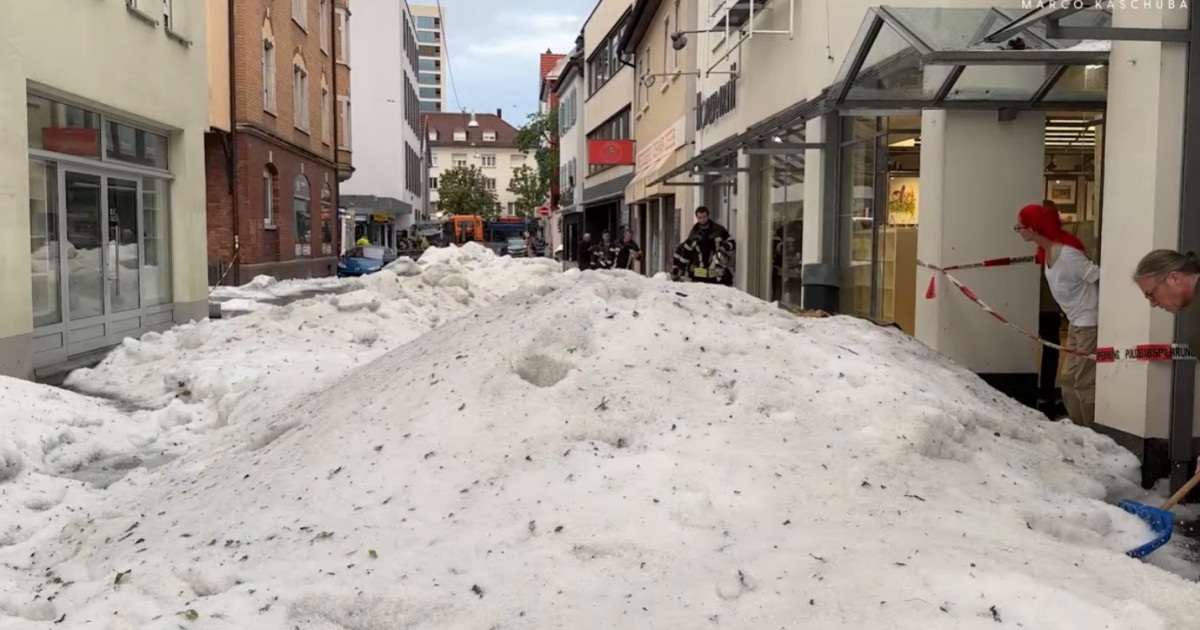 Ploi “de proporții biblice” și inundații. Strat de 30 cm de grindină în Germania, o alunecare de teren a îngropat o stațiune în Georgia