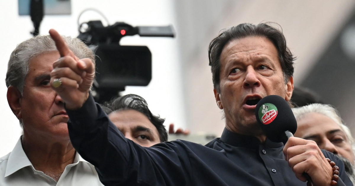 Fostul premier pakistanez Imran Khan a fost condamnat la închisoare. Polițiștii s-au adunat în fața casei lui ca să-l aresteze