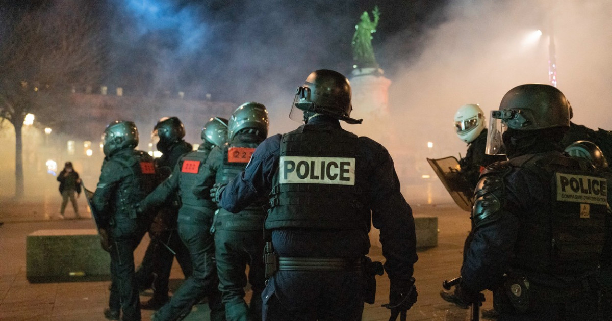 Răzbunarea polițiștilor din Franța: Își iau masiv concedii medicale în semn de protest