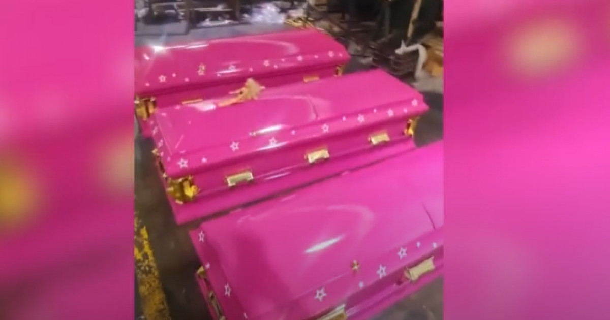 Barbie mania dusă la extrem: O firmă de pompe funebre oferă sicrie roz cu căptuşeală cu imaginea celebrei păpuşi