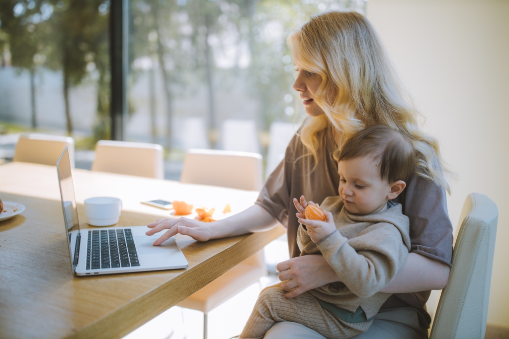Angajații cu salarii mici care lucrează de acasă riscă să rămână săraci. Problemele sistemice ale muncii remote în corporații