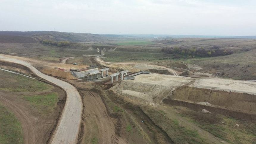 Turci în loc de italieni pe tronsonul 1 al drumului expres Craiova – Piteşti. CNAIR a semnat contractul pentru finalizarea lucrărilor