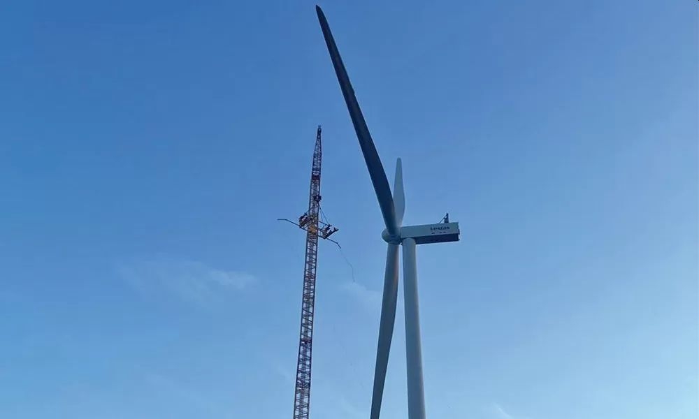Cea mai mare turbină eoliană din România a fost montată: depășește în înălțime lungimea unui teren de fotbal. Alte 9 vor fi instalate