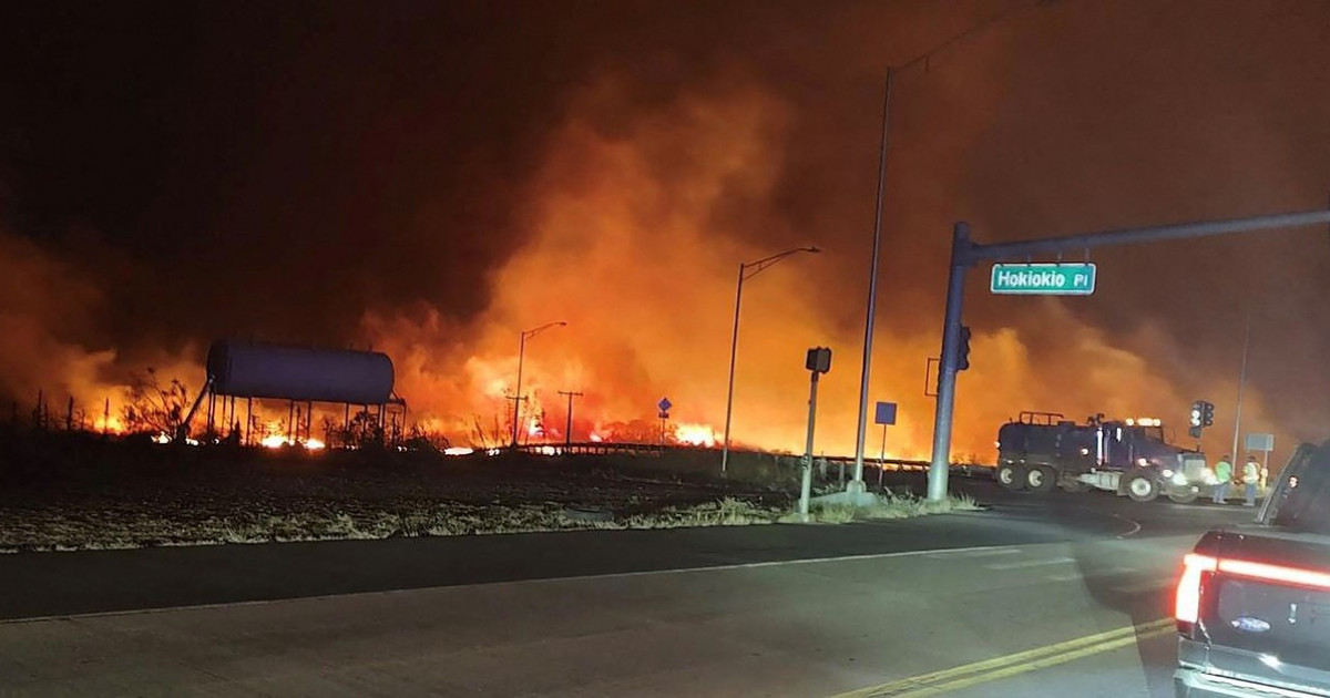 Iadul din paradis: Incendiile de vegetație fac prăpăd în Hawaii. Oamenii se aruncă în ocean pentru a scăpa de flăcări
