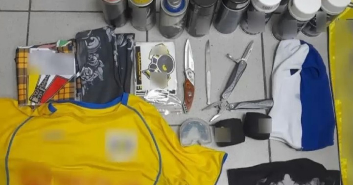 Șapte români au fost arestați în Grecia. Mergeau înarmați cu cuțite la un meci de fotbal