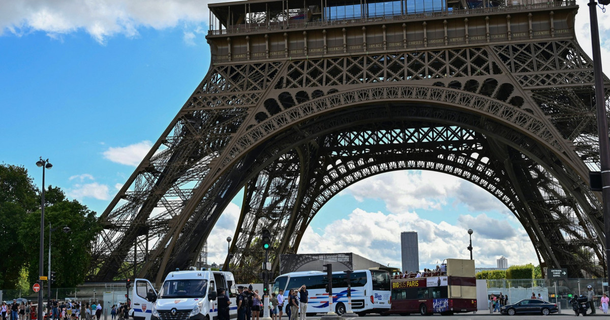 Alertă cu bombă la Turnul Eiffel. Monumentul a fost evacuat și închis