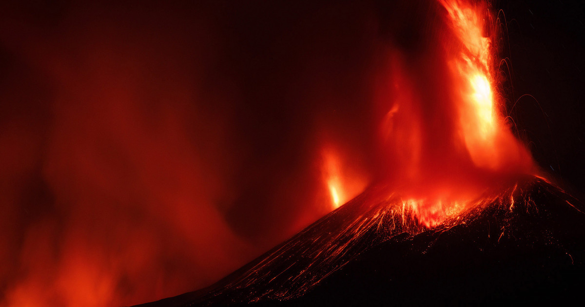 Vulcanul Etna a erupt din nou. Aeroportul Catania a fost închis