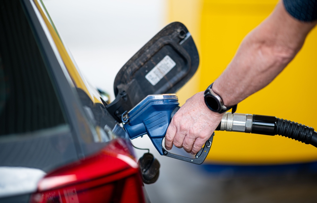 De ce crește din nou prețul carburanților. “Fenomenul poate dura o lună, două, trei, dar la un moment dat se reduc stocurile”