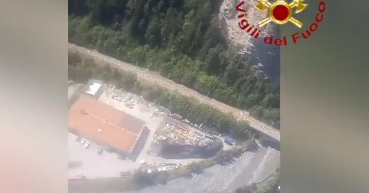 Momentul în care valuri de noroi se revarsă pe străzile unui oraș din Italia. De spaimă, oamenii au fugit