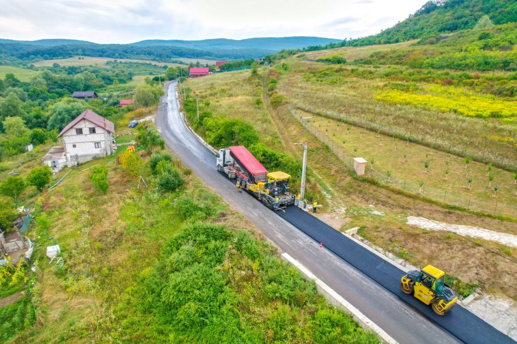 Se toarnă ultimul strat de asfalt pe Transalpina de Apuseni, șoseaua spectaculoasă de 80 de kilometri VIDEO