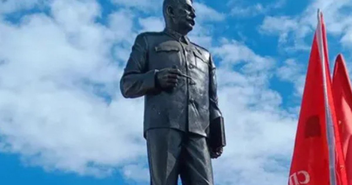 O statuie de 8 metri a lui Stalin a fost sfințită în Rusia