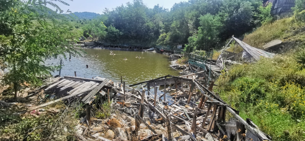 Paragina de la băile cu cea mai mare salinitate din România. Turiștii înoată printre scânduri și coboară în lac pe o scară improvizată