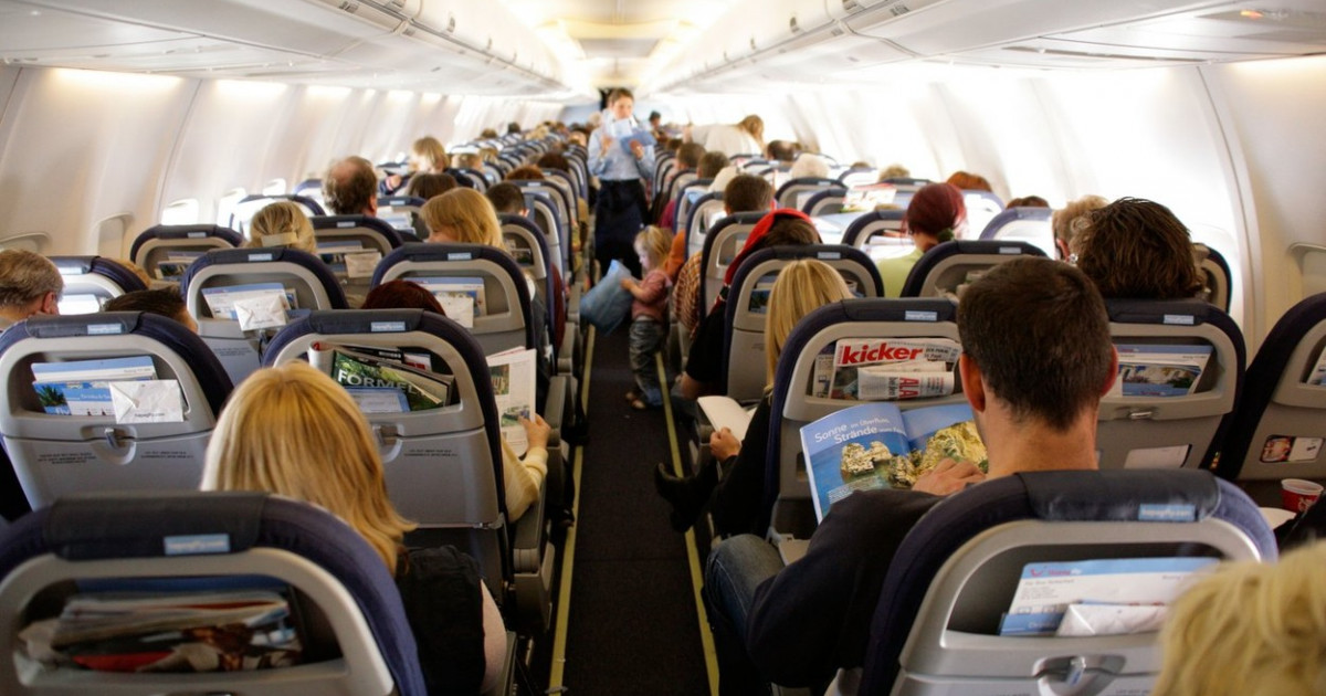 Cu ce nu trebuie să te îmbraci când mergi cu avionul. Sfaturile surprinzătoare ale unui însoțitor de zbor au devenit virale