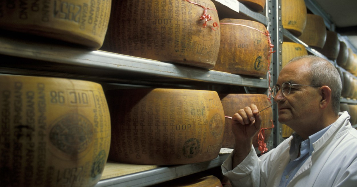 Producătorii de parmezan luptă împotriva falsurilor cu microcipuri