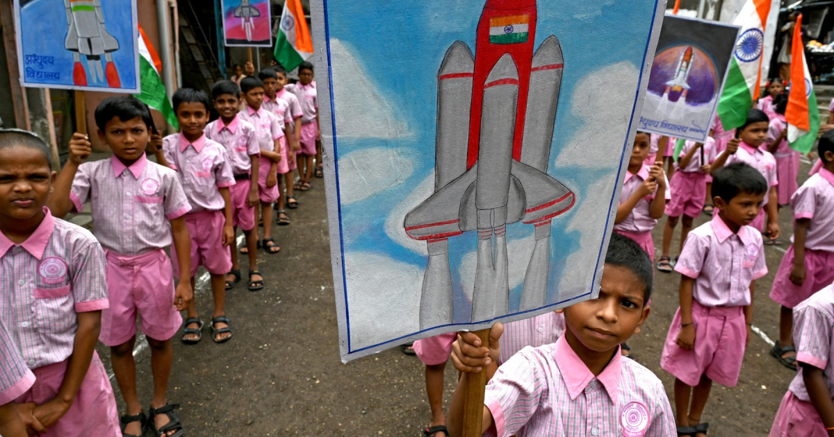 Indienii se roagă, sărbătoresc și organizează petreceri înainte de aselenizarea istorică a sondei Chandrayaan-3 la polul sud al Lunii