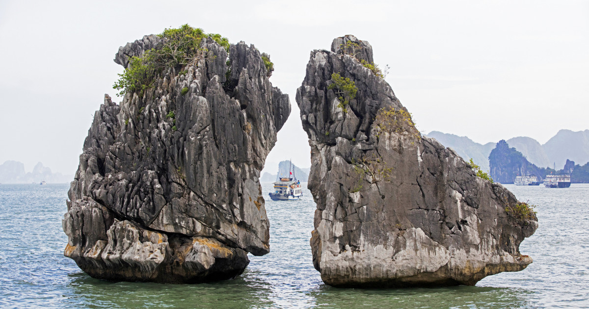 „Stâncile care se sărută” din Golful Ha Long, Vietnam, riscă să se prăbușească