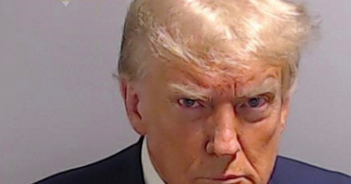 Deținutul nr. P01135809. Trump a fost fotografiat și amprentat la o închisoare din Atlanta. Fotografia lui judiciară a fost publicată