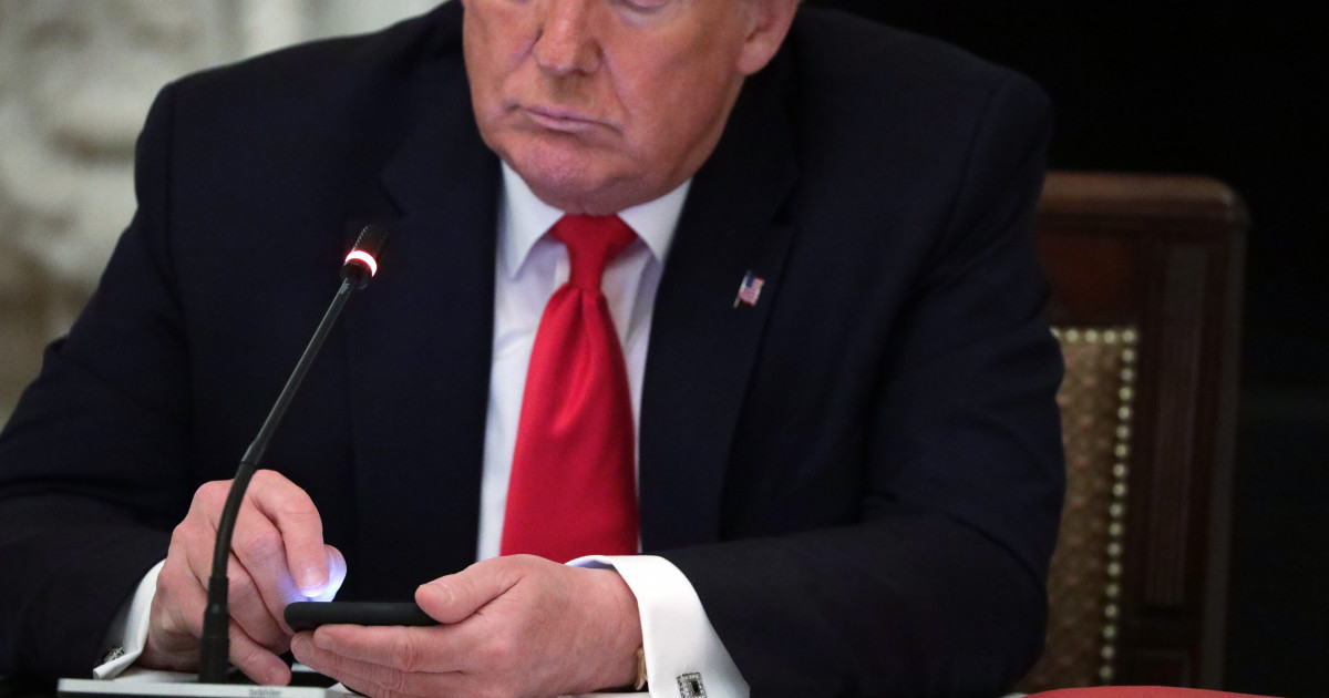 Trump a revenit pe Twitter după mai mult de doi ani, deși a spus că nu va mai posta pe această rețea socială